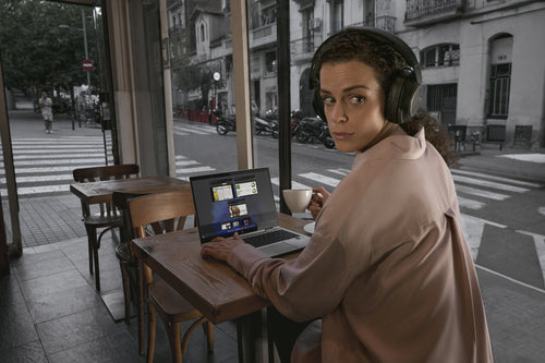 HP EliteBook X Flip G1i Next Gen AI PC Wolf Pro Security Edition Copilot+ PC Intel Core Ultra 7 268V Hybrid (2-in-1) 35.6 cm (14") Touchscreen WUXGA 32 GB LPDDR5x-SDRAM 1 TB SSD Wi-Fi 7 (802.11be) Windows 11 Pro Blue (B8GE7UT#ABA) - Cartouches Certifiees