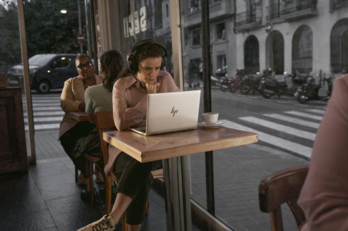 HP EliteBook X Flip G1i Next Gen AI PC Wolf Pro Security Edition Copilot+ PC Intel Core Ultra 7 268V Hybrid (2-in-1) 35.6 cm (14") Touchscreen WUXGA 32 GB LPDDR5x-SDRAM 1 TB SSD Wi-Fi 7 (802.11be) Windows 11 Pro Blue (B8GE7UT#ABA) - Cartouches Certifiees