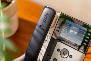 HPE HP Poly Edge E350 and PoE-enabled IP phone Black 8 lines IPS (82M89AA) - Cartouches Certifiees