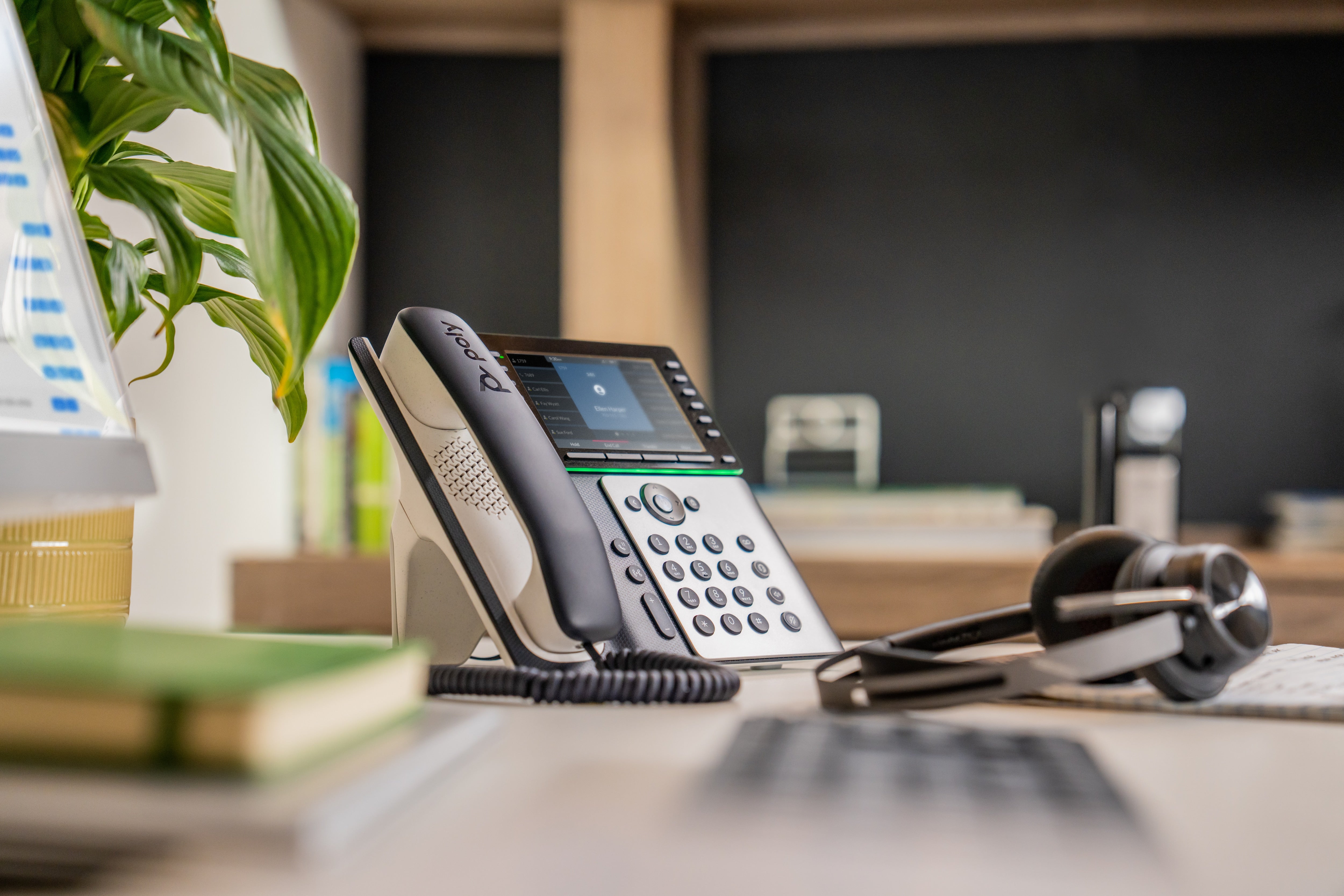 HPE HP Poly Edge E550 and PoE-enabled IP phone Black 12 lines IPS Wi-Fi (82M91AA) - Cartouches Certifiees