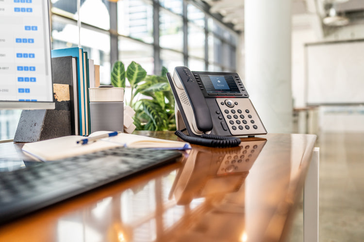 HPE HP Poly Edge E550 and PoE-enabled with Power Supply IP phone Black, White 12 lines IPS Wi-Fi (89B57AA#ABA) - Cartouches Certifiees